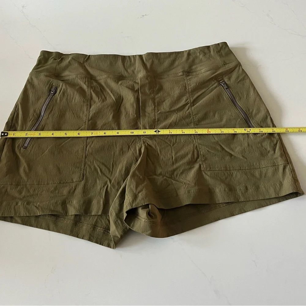 Athleta Olive Trekkie North Mid Rise Shorts Sz 14 - Picture 8 of 8